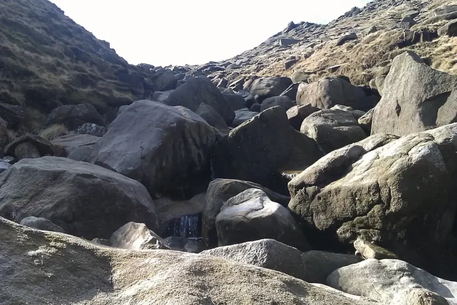 Gritstone rocks line the head of Fairbrook at the top of Kinder Scout